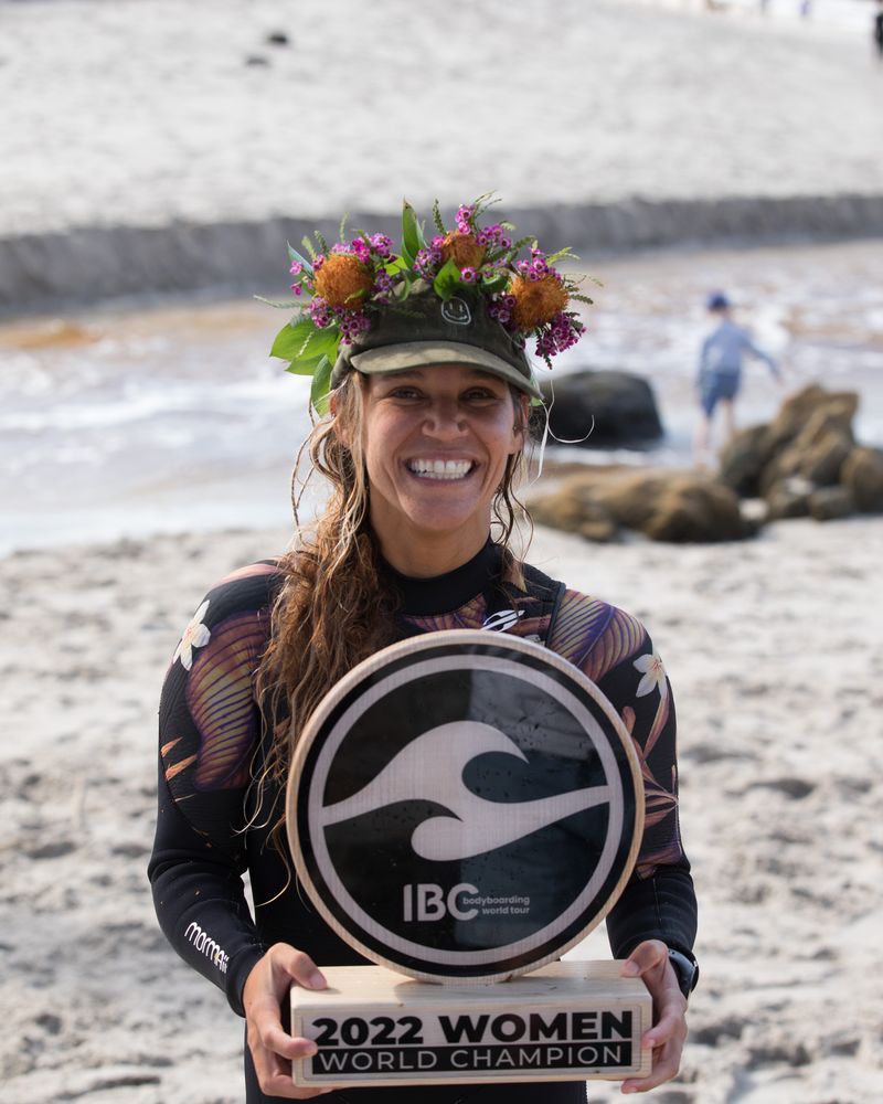 Isabela Sousa segurando o troféu de campeã mundial de 2022.