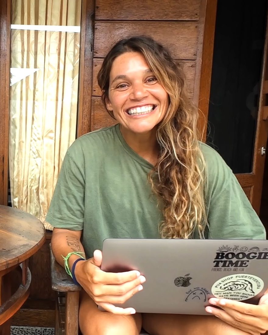 Isabela Sousa sitting with her laptop, ready for the video analysis call.